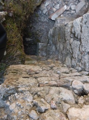 Akropolis üzerinde yer alan küçük bir hamam yapısı kaçak kazı
